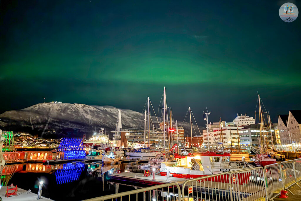 Just a regular view on the night stroll when the sky is clear. Tromso, you beauty!